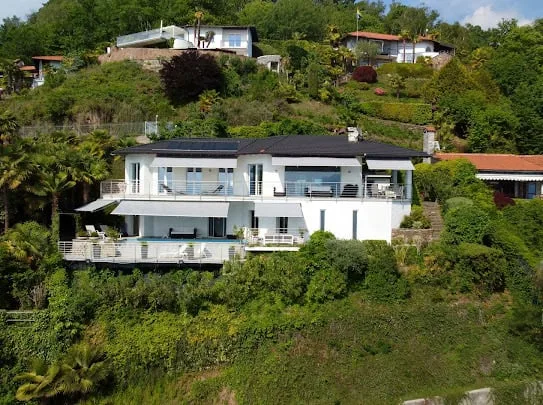 Luxuriöse Traumvilla in ruhiger und sonniger Südlage mit privatem Pool und Traumseeblick