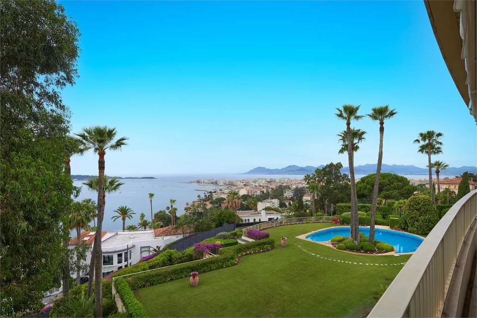 Penthouse avec terrasse sur le toit et vue sur mer