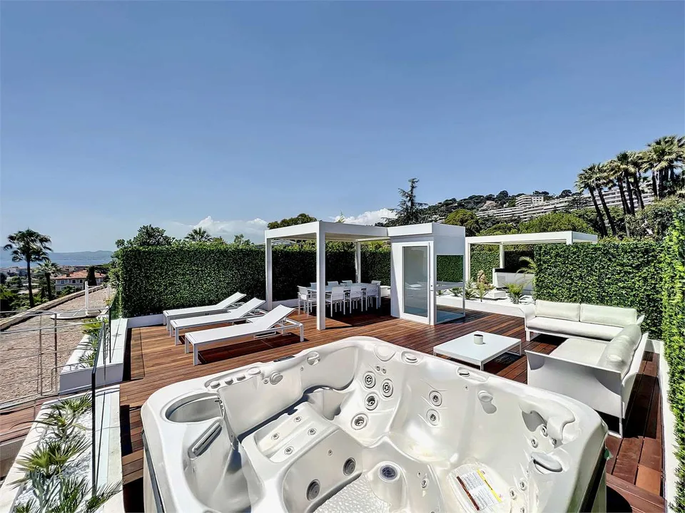 Penthouse avec terrasse sur le toit et vue sur mer