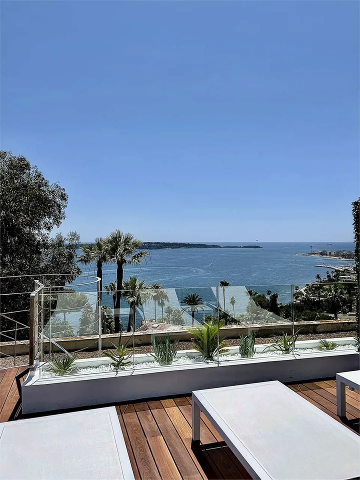 Penthouse avec terrasse sur le toit et vue sur mer