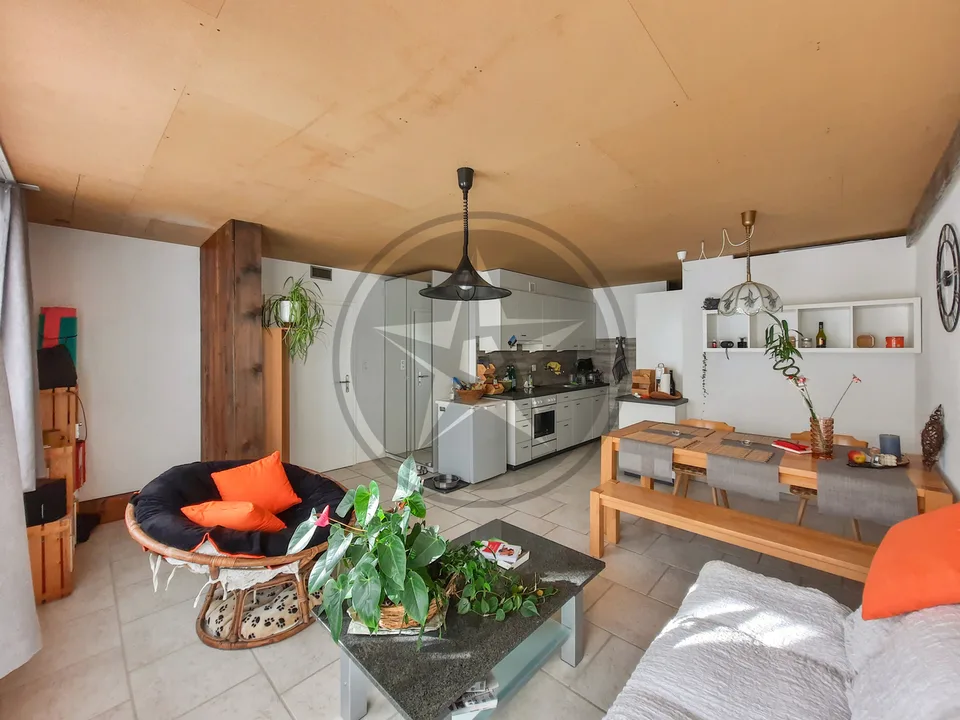 Ferme mitoyenne rénovée avec logements, grange et terrain à bâtir