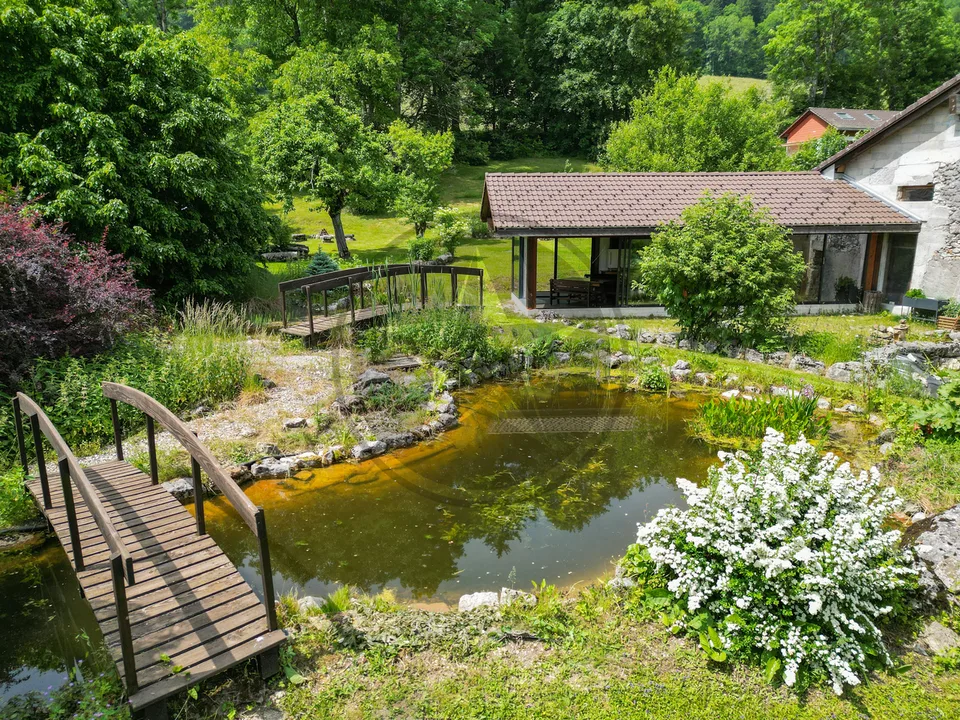 Ferme mitoyenne rénovée avec logements, grange et terrain à bâtir