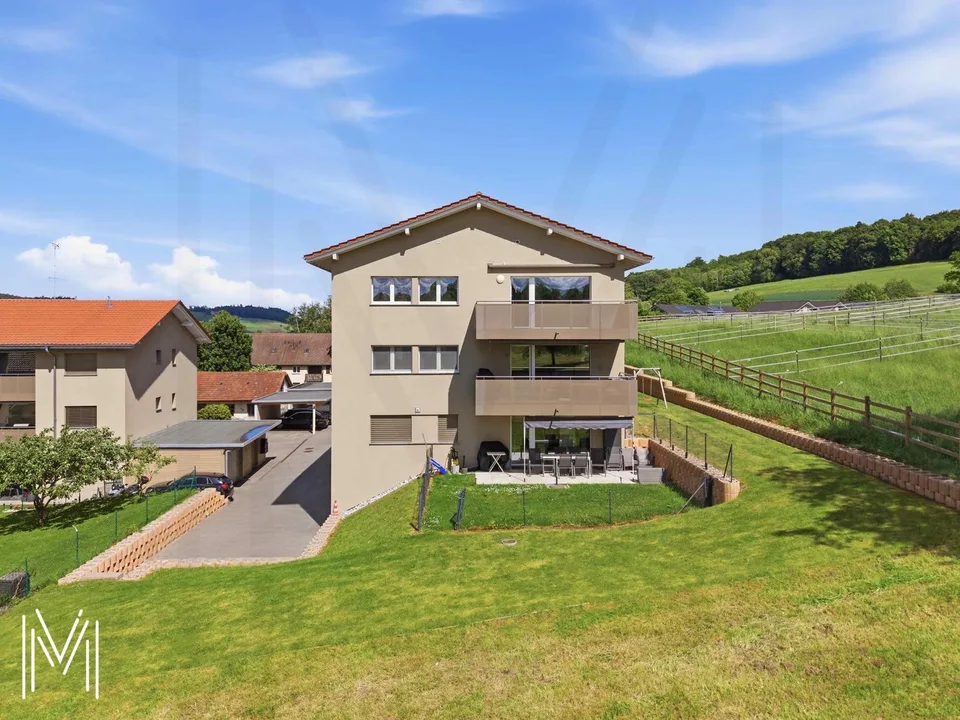 Appartamento in attico di 4.5 locali con vista panoramica sulla campagna senza vis-à-vis!