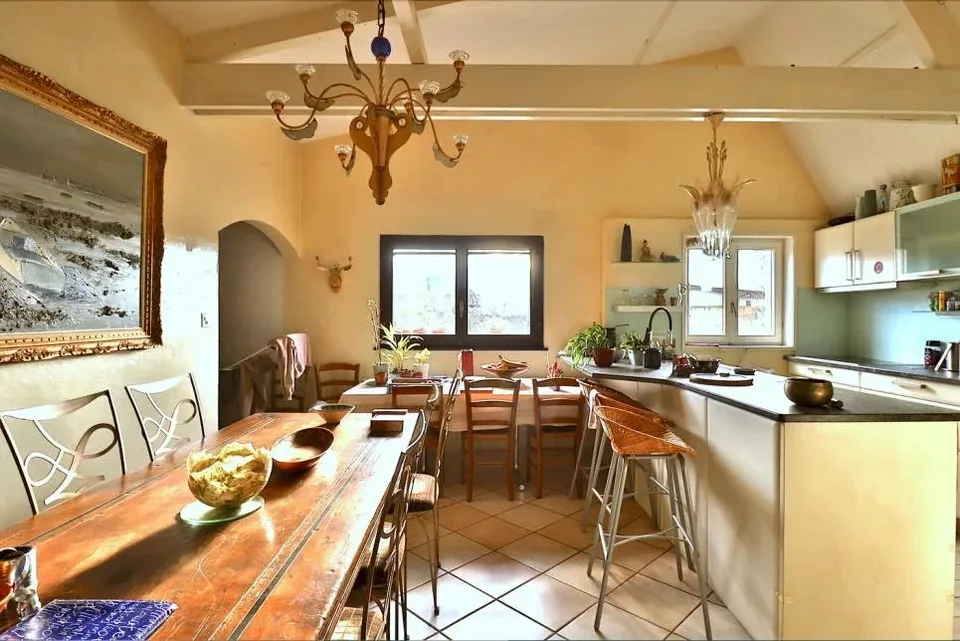Casa di 250 m2 di spazio utile netto circondata da verde