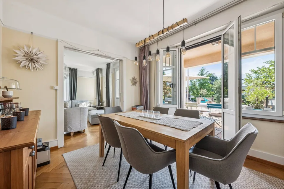 Villa mit 13 Zimmern und separater Wohnung, Blick auf See und Berge