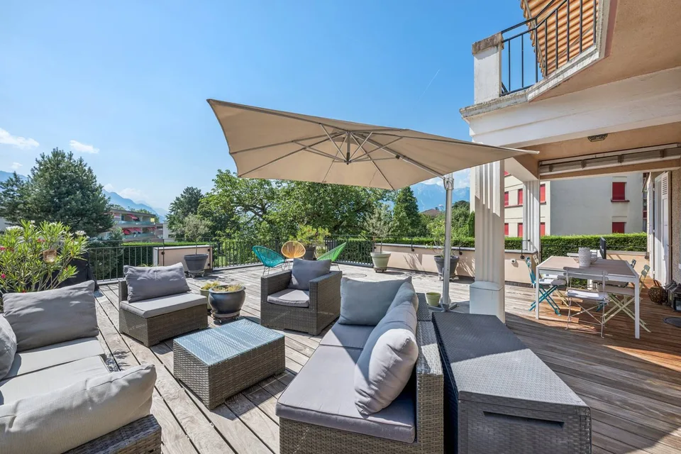 Villa mit 13 Zimmern und separater Wohnung, Blick auf See und Berge
