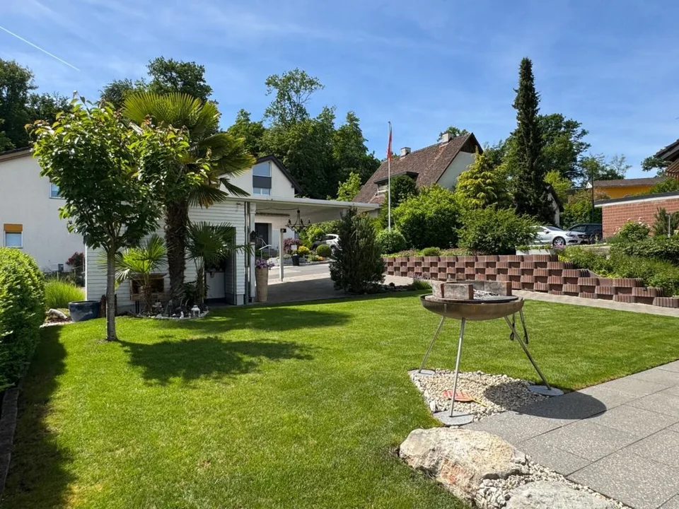 Freistehendes Einfamilienhaus an erhöhter und ruhiger Lage