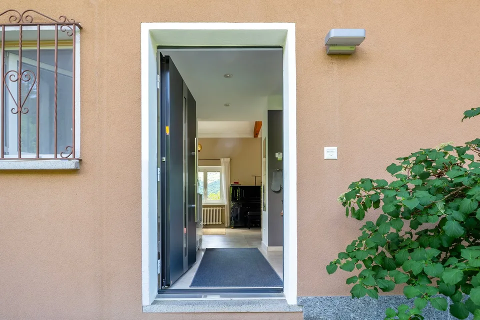 Liegenschaft mit zwei Wohnungen, Loggia und herrlicher Panoramasicht