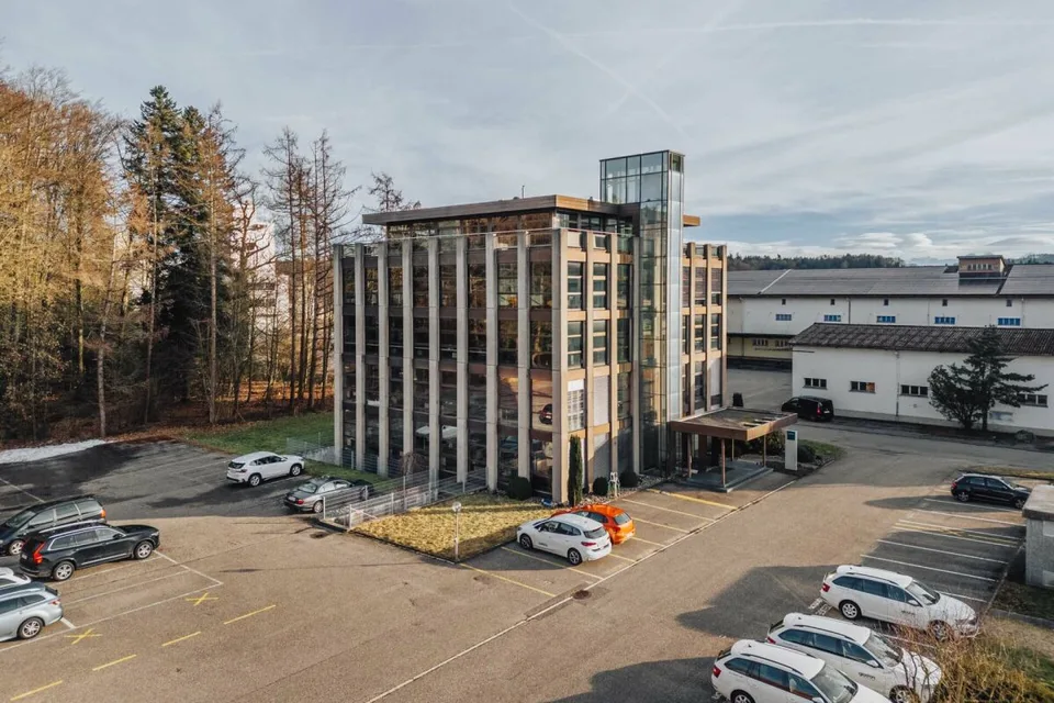 ENTREPÔT ET ATELIER ET BÂTIMENT DE BUREAUX