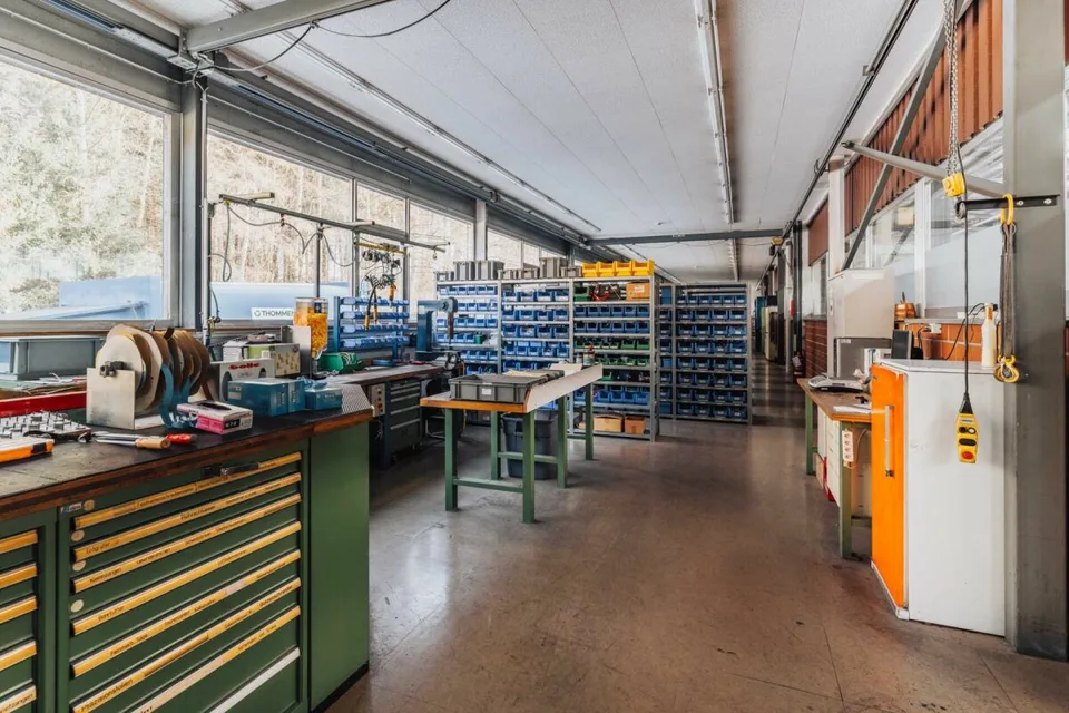 LAGER- UND WERKHALLE UND BÜROGEBÄUDE – Foto 16 von 23
