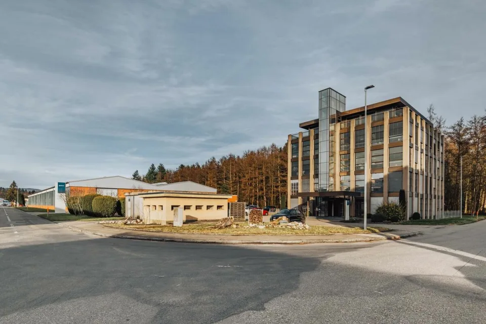 ENTREPÔT ET ATELIER ET BÂTIMENT DE BUREAUX