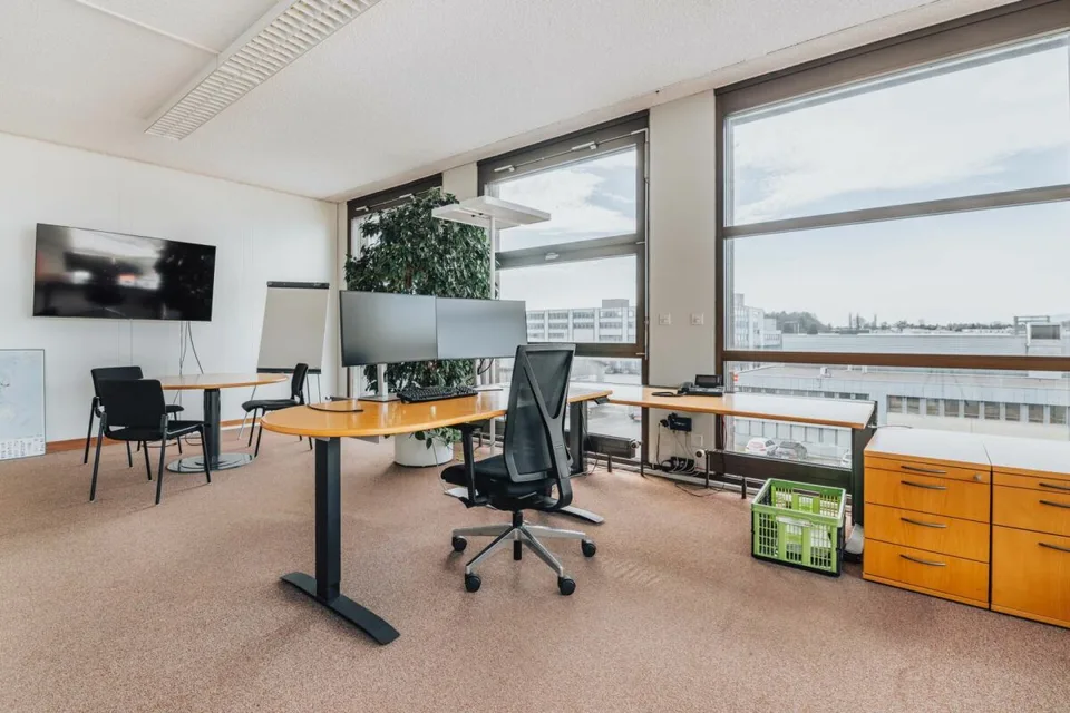 LAGER- UND WERKHALLE UND BÜROGEBÄUDE – Foto 9 von 23
