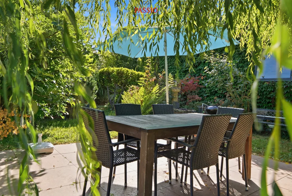 Holiday paradise with private land directly on Lake Neuchâtel