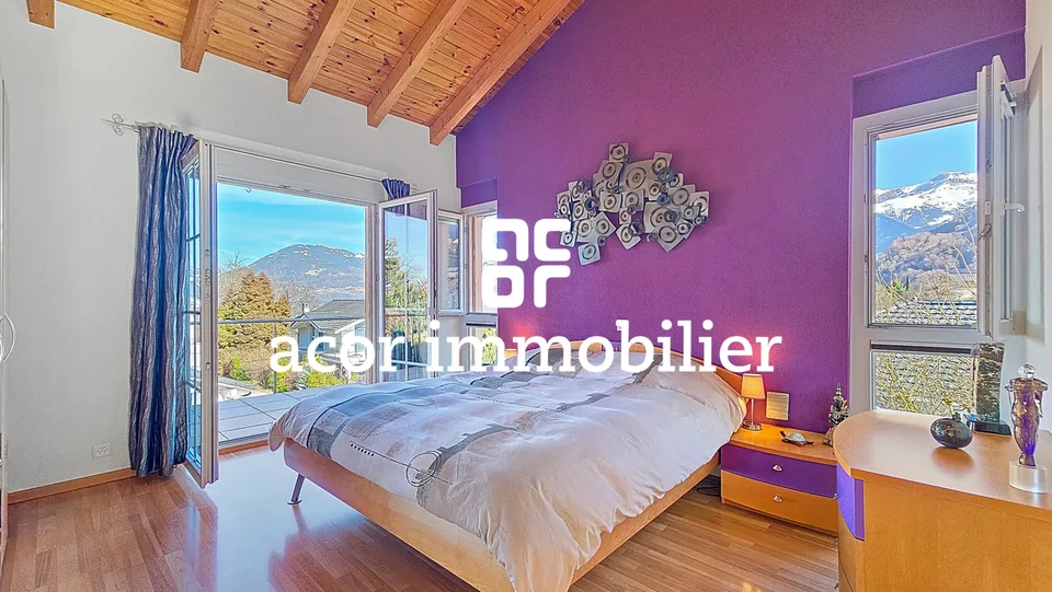 Villa con volumi spettacolari di fronte alle Alpi