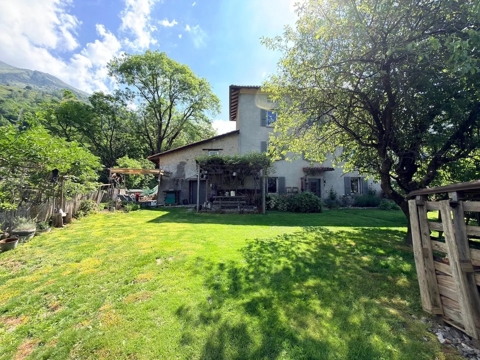 Casa Ticinese di carattere con splendido giardino e massima privacy a Bogno