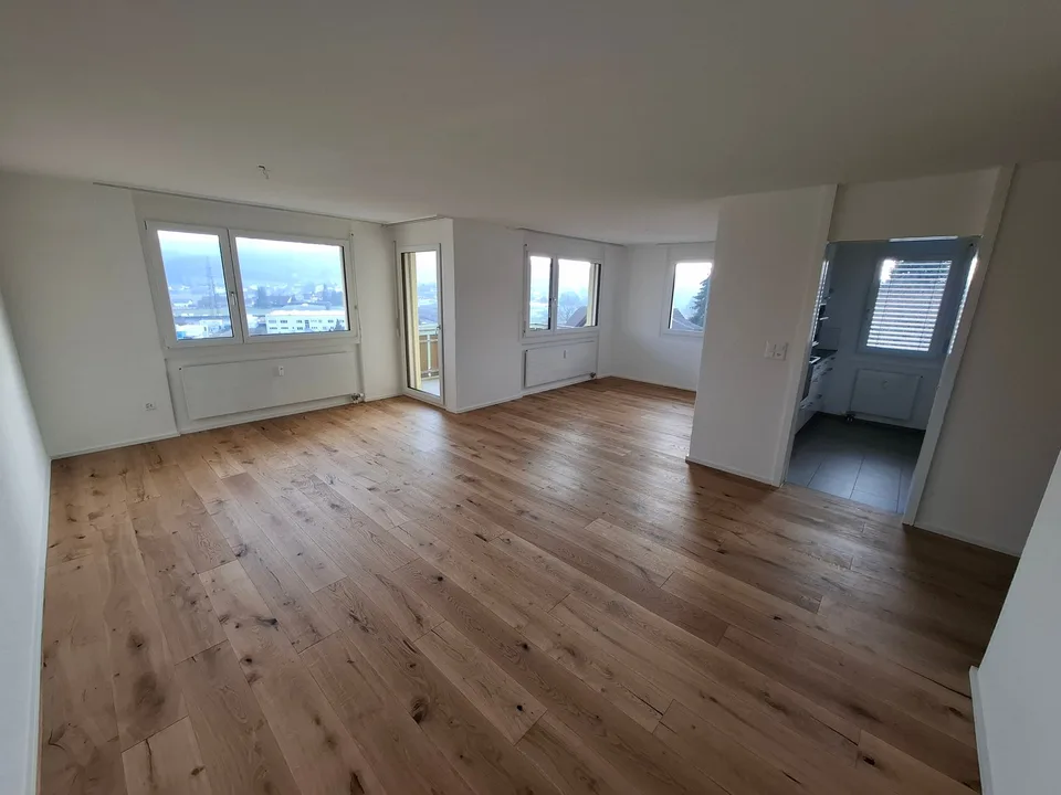 Schöne 4.5 Zimmer Wohnung mit Aussicht und Einzelgarage
