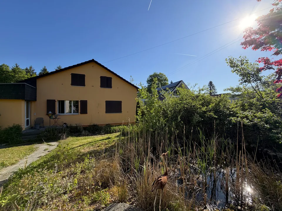 Casa unifamiliare con annesso e bosco su 2 lotti con un totale di 2.461 m2 in una posizione tranquilla