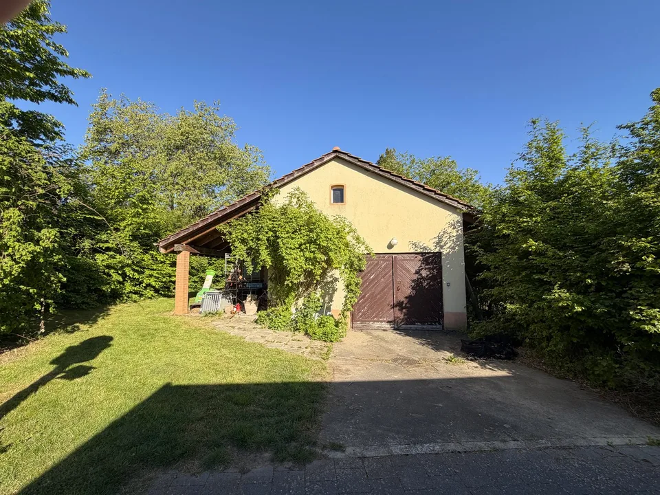 Casa unifamiliare con annesso e bosco su 2 lotti con un totale di 2.461 m2 in una posizione tranquilla