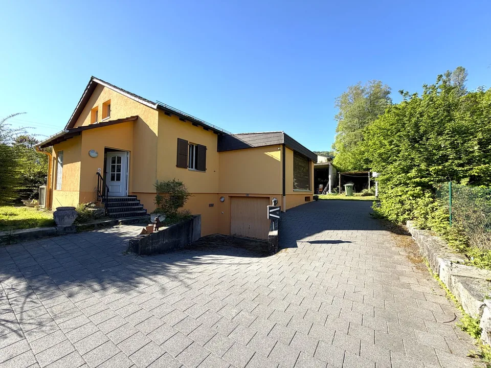 FREISTEHENDES EFH MIT NEBENGEBÄUDE UND WALD AUF 2 PARZELLEN MIT TOTAL 2‘461 M2 AN RUHIGER LAGE