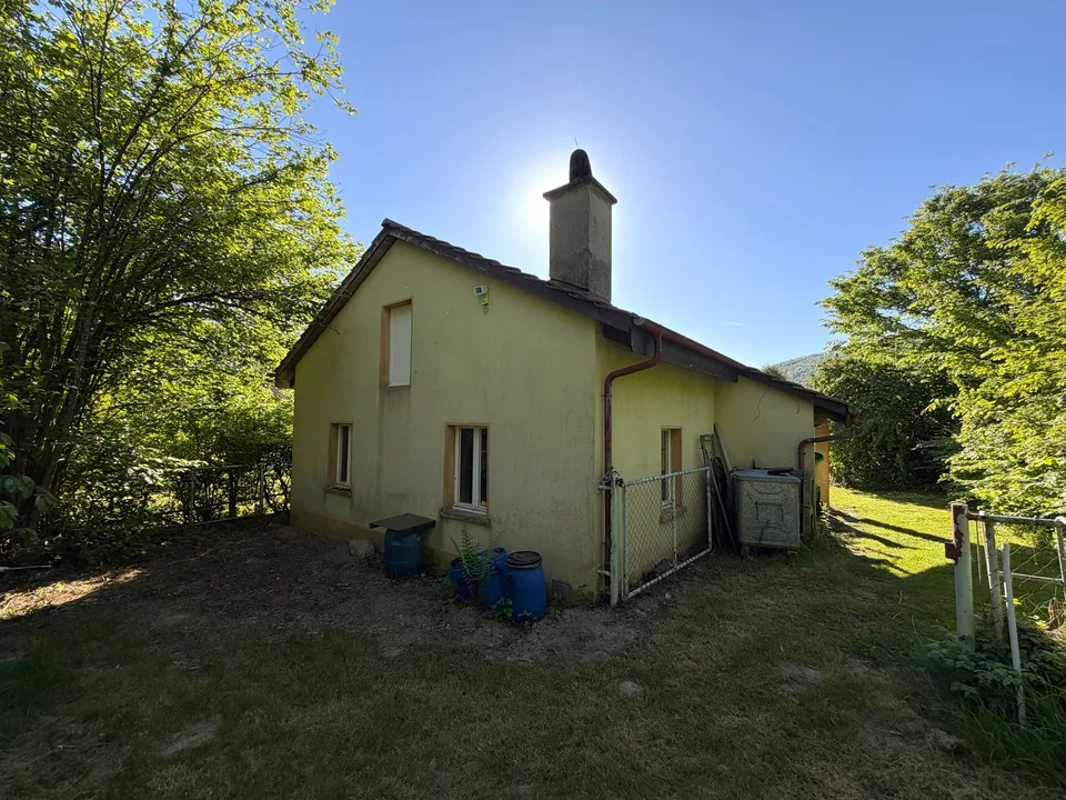 Casa unifamiliare con annesso e bosco su 2 lotti con un totale di 2.461 m2 in una posizione tranquilla