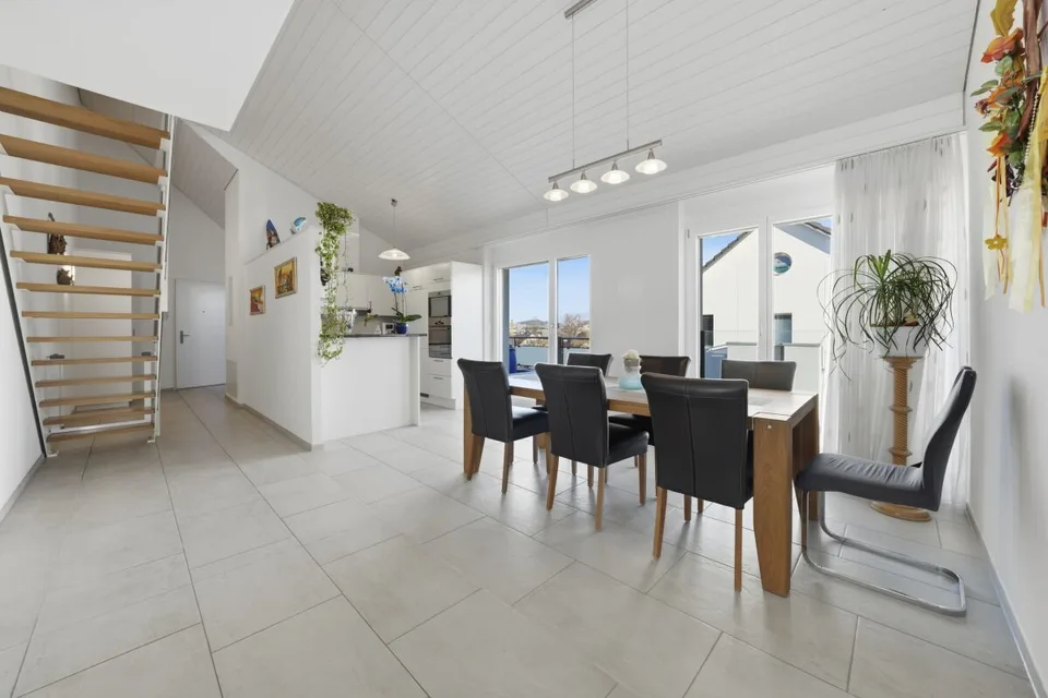 Grosszügige Dachmaisonettewohnung mit viel Licht und drei Balkonen