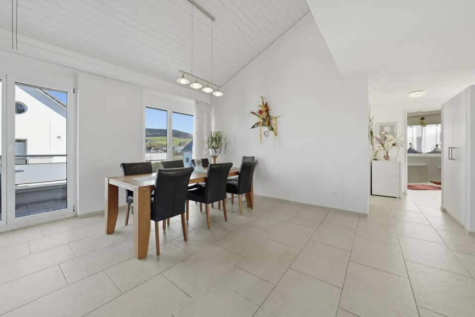 Grosszügige Dachmaisonettewohnung mit viel Licht und drei Balkonen