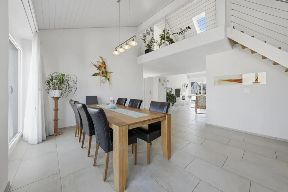 Grosszügige Dachmaisonettewohnung mit viel Licht und drei Balkonen