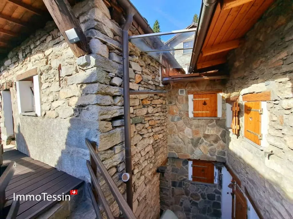 VERZASCATAL: 3 charmants Rusticos à Mergoscia avec une vue panoramique merveilleuse sur le lac connu