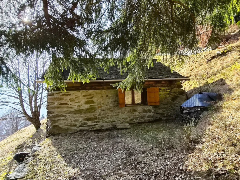 schönes Berghaus inmitten der Natur mit schöner Panoramablick