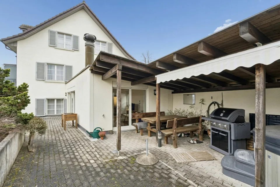 Maison de 3 familles attrayante sans trafic de passage à Regensdorf