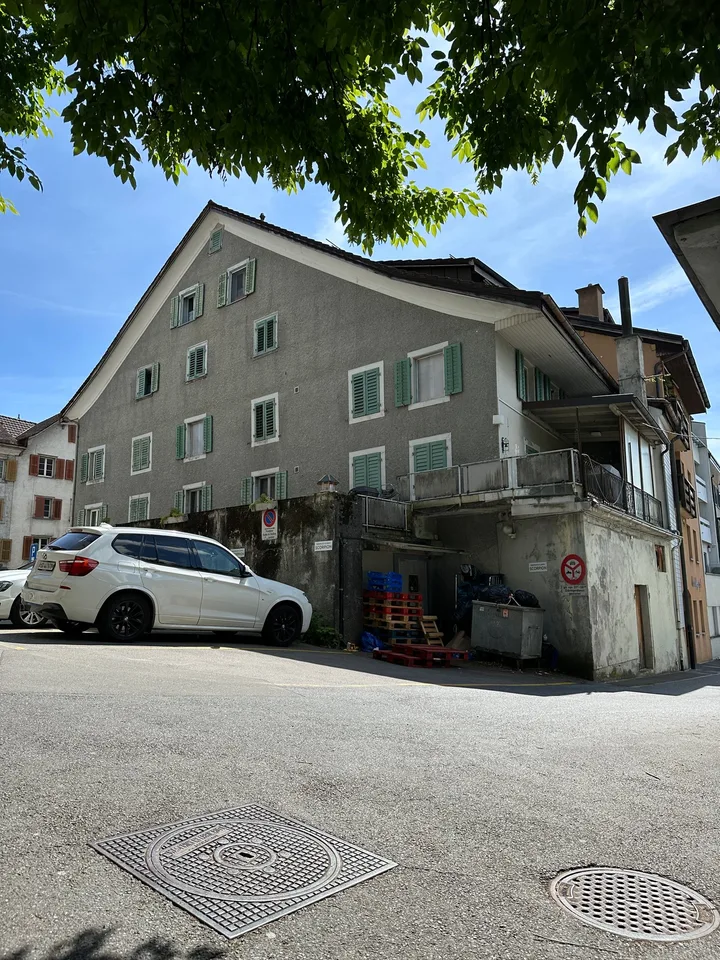 Casa di 3 famiglie con locale commerciale, magazine, parcheggi