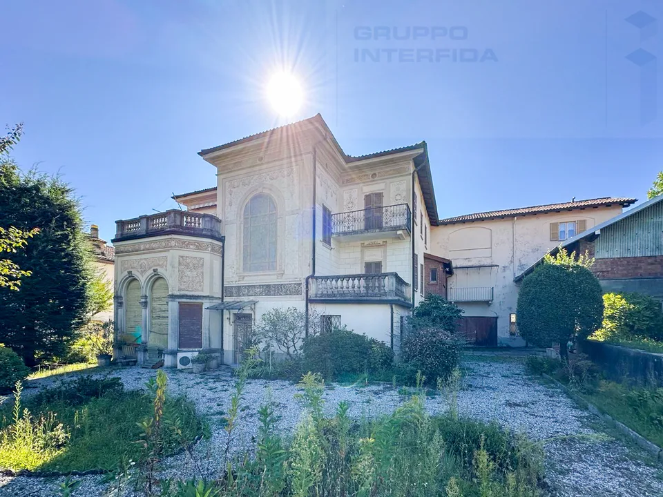 STORICA VILLA CON GIARDINO E GARAGE