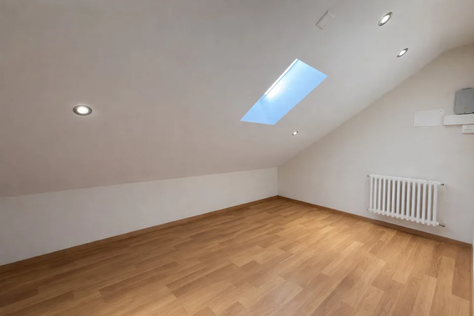 Casa indipendente con mansarda abitabile e ingresso indipendente – foto 8 di 12