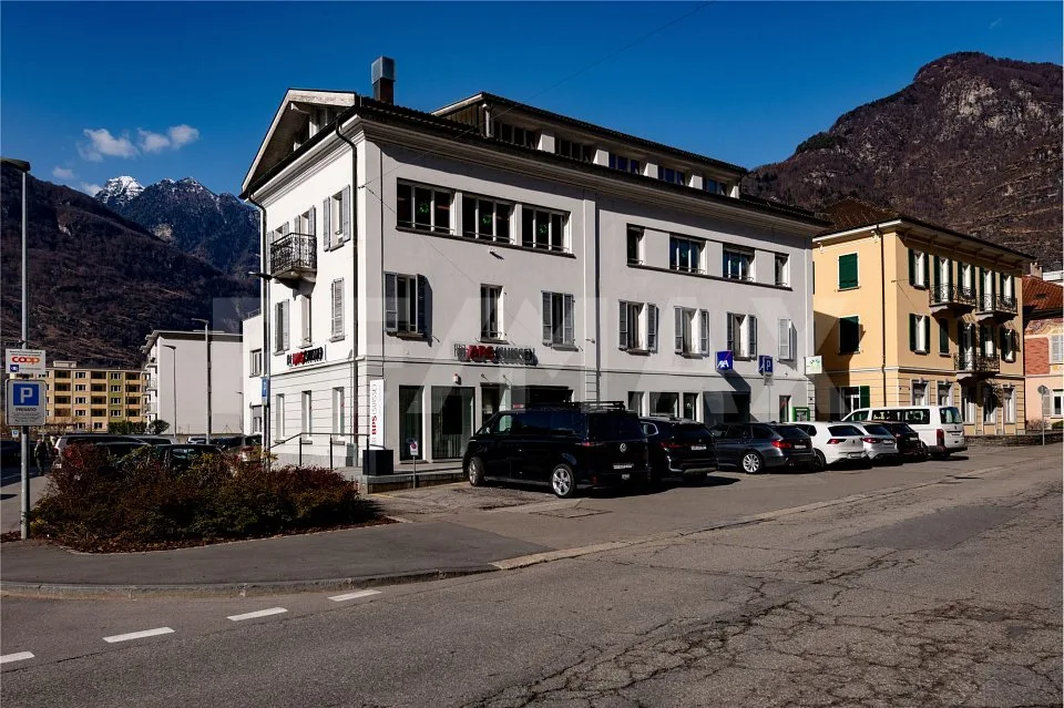 Edificio commerciale e residenziale con reddito stabile