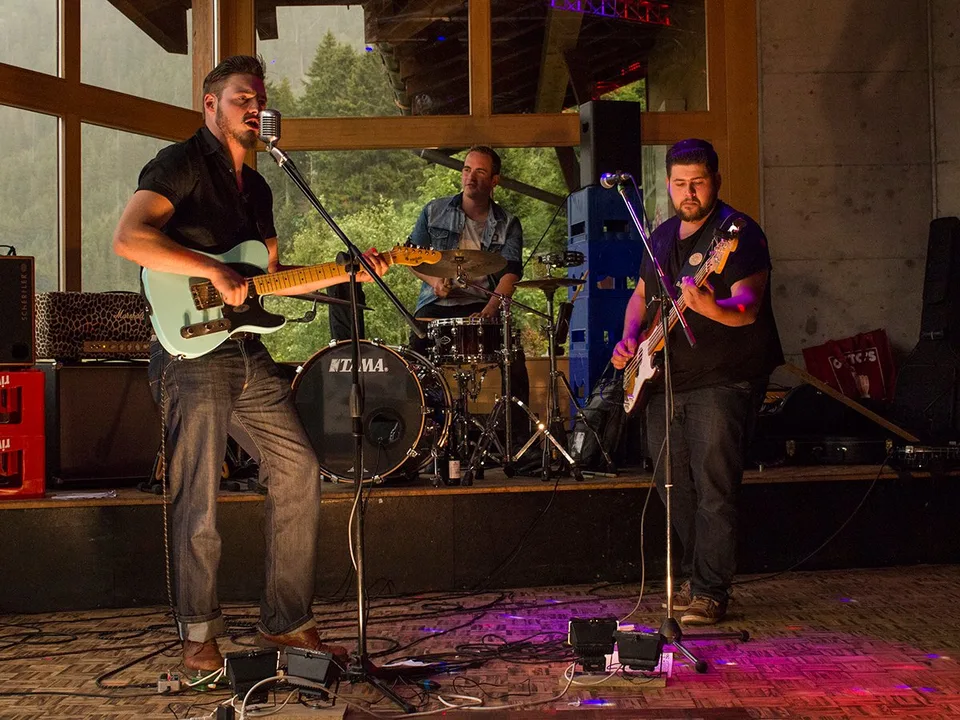 Attraktive Après Ski Bar mit Potenzial an der Talstation Dieni, Graubünden – Foto 7 von 15