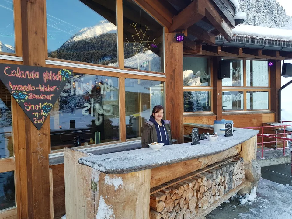 Attraktive Après Ski Bar mit Potenzial an der Talstation Dieni, Graubünden – Foto 9 von 15