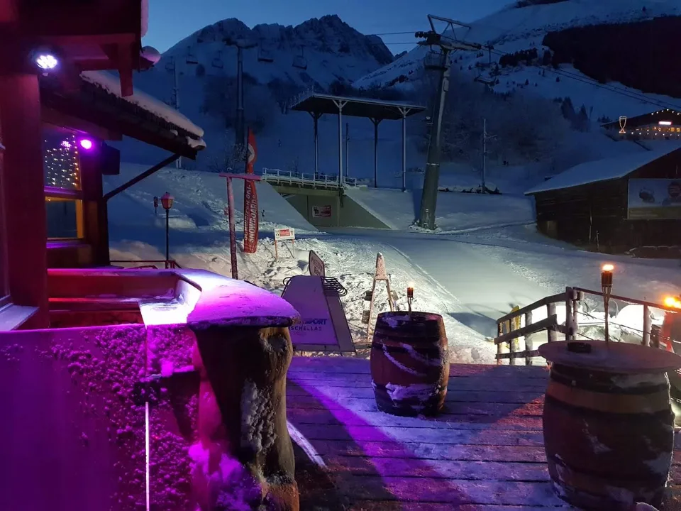 Bar après sci attraente con potenziale alla stazione di valle di Dieni, Grigioni
