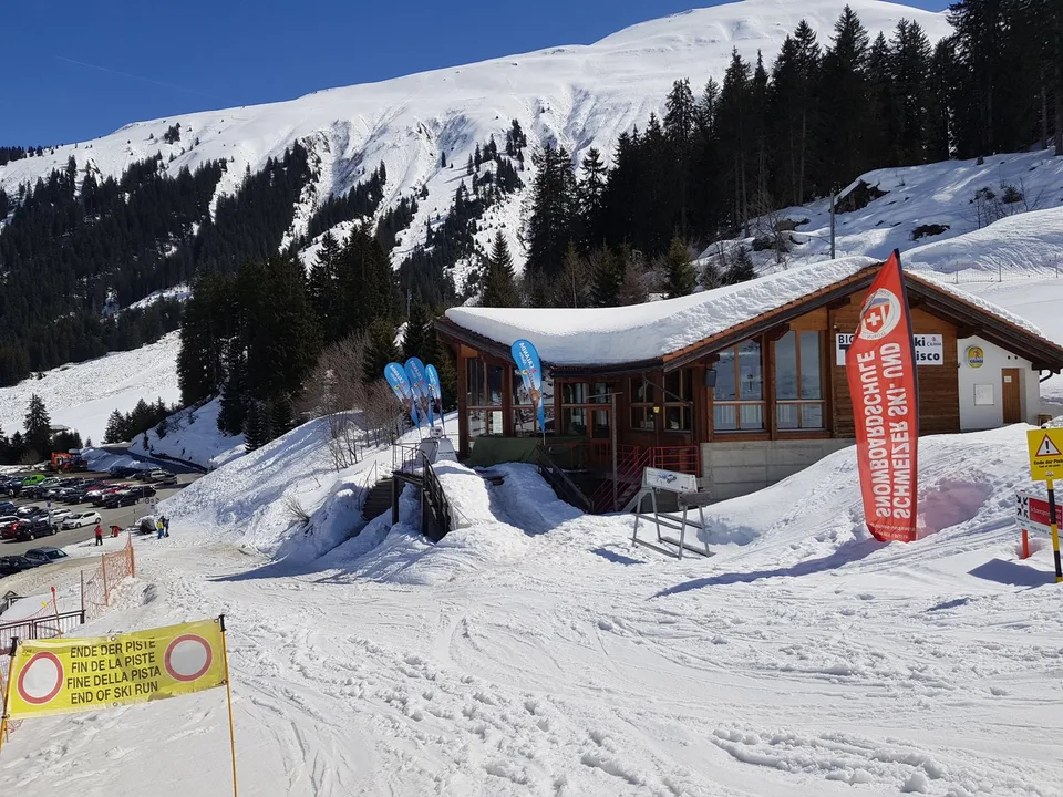 Bar après sci attraente con potenziale alla stazione di valle di Dieni, Grigioni