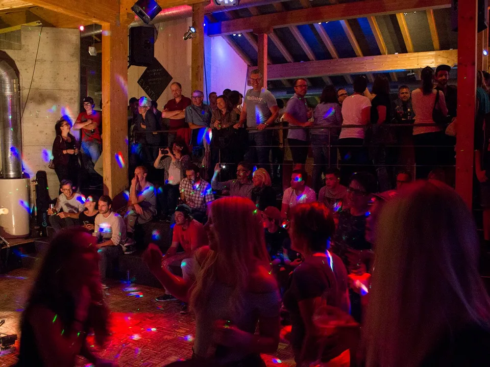 Attraktive Après Ski Bar mit Potenzial an der Talstation Dieni, Graubünden – Foto 10 von 15