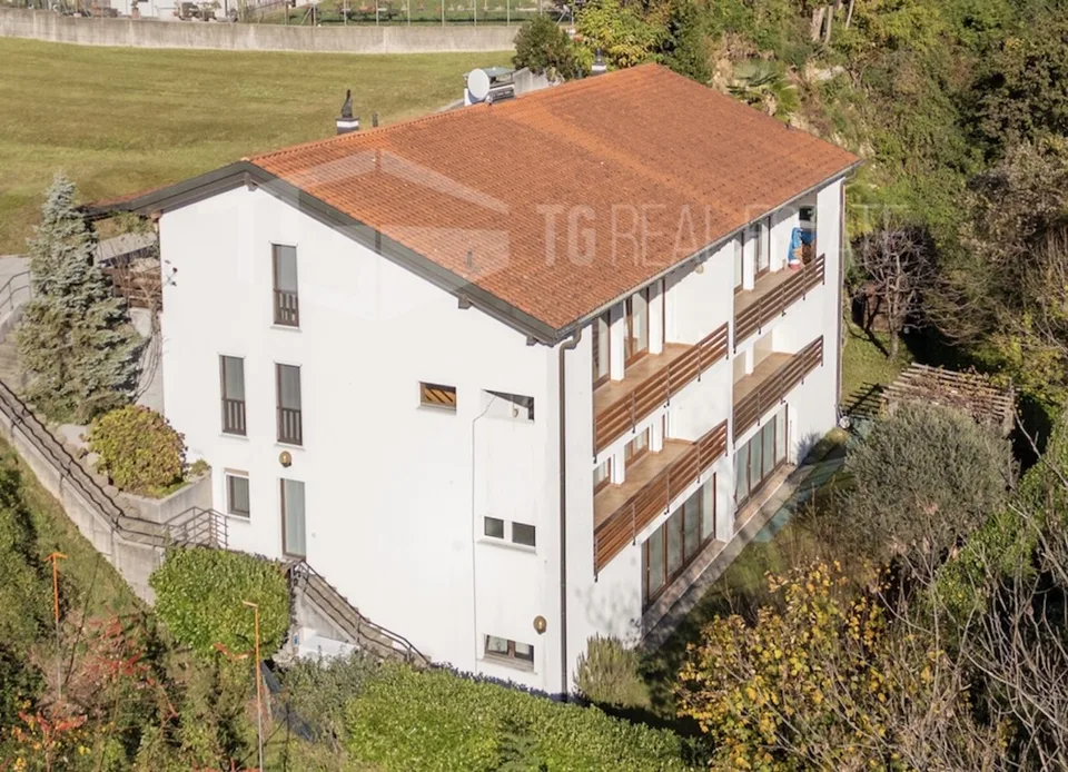 SPAZIOSA VILLA DI 5.5 LOCALI IMMERSA NEL VERDE A DUE PASSI DALLA CITTA