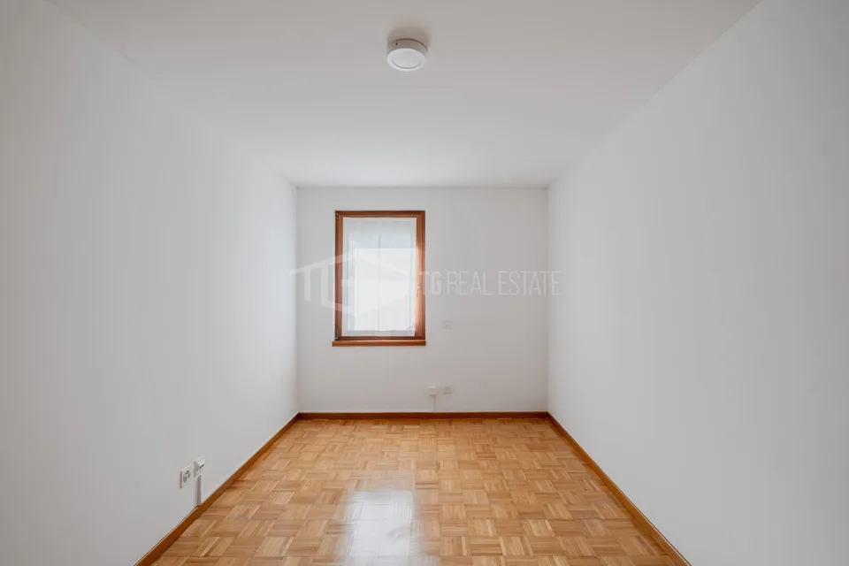 Geräumige 5.5-Zimmer-Villa, umgeben von Grün, nur zwei Schritte von der Stadt entfernt