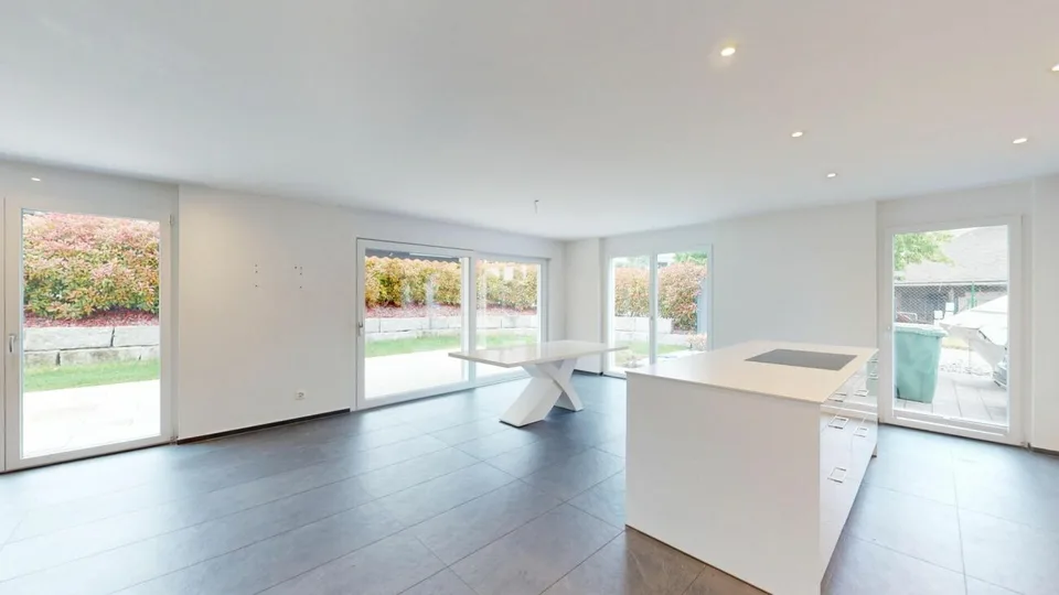 Ampia casa unifamiliare con giardino, balcone e arredamento di alta qualità