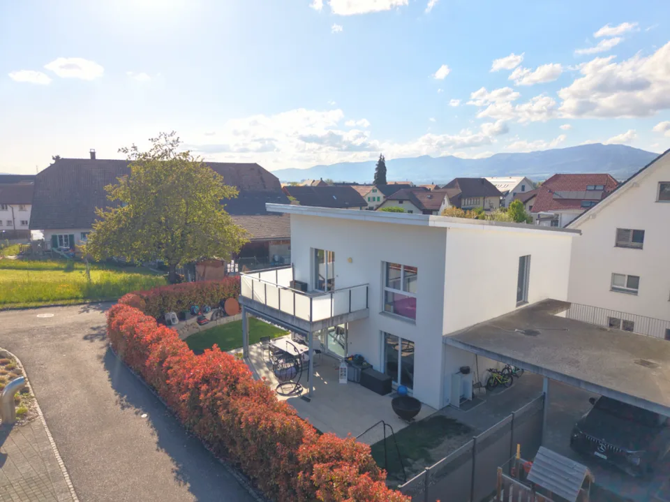 Ampia casa unifamiliare con giardino, balcone e arredamento di alta qualità