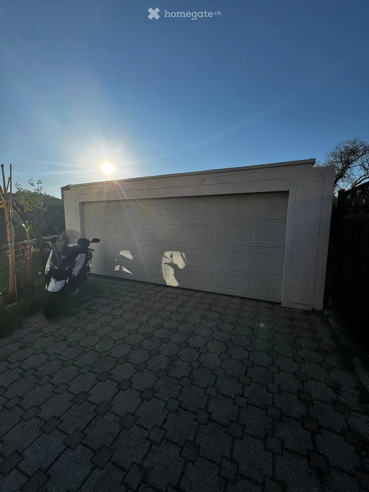 Maison unifamiliale à Porza avec jardin, 3 chambres et garage double avec recharge électrique