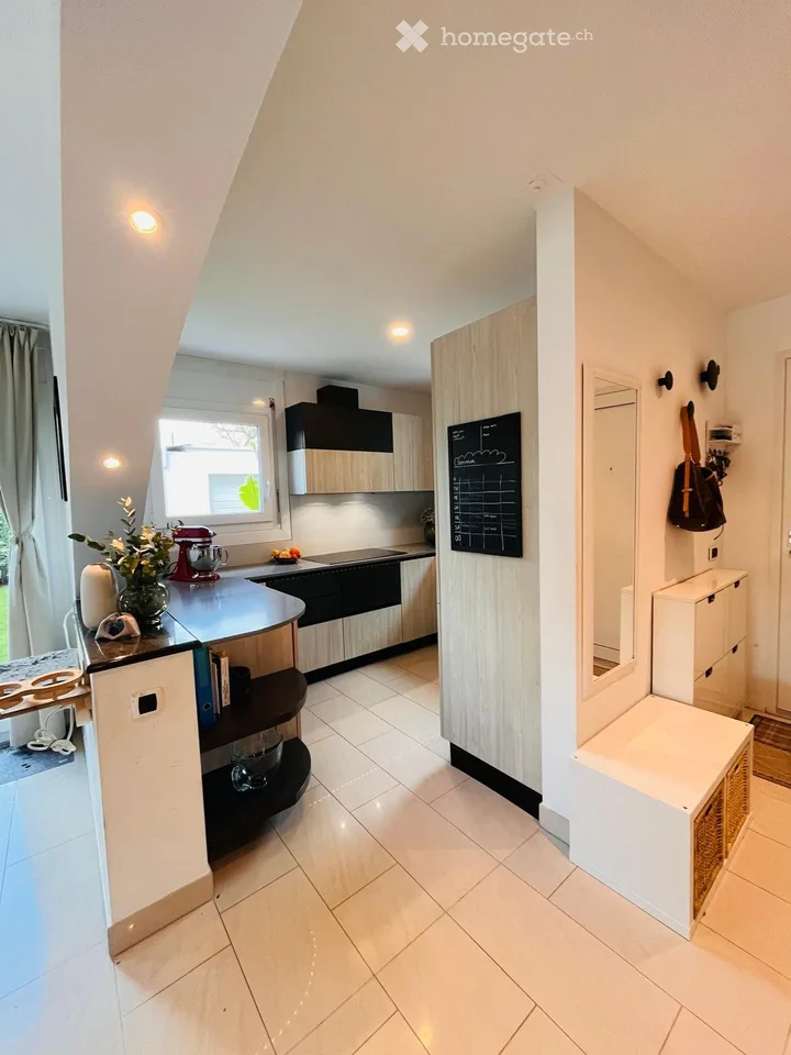 Maison unifamiliale à Porza avec jardin, 3 chambres et garage double avec recharge électrique