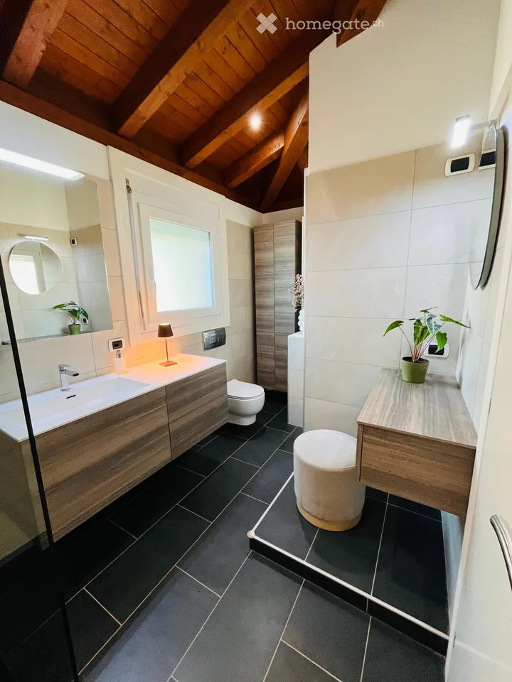 Maison unifamiliale à Porza avec jardin, 3 chambres et garage double avec recharge électrique