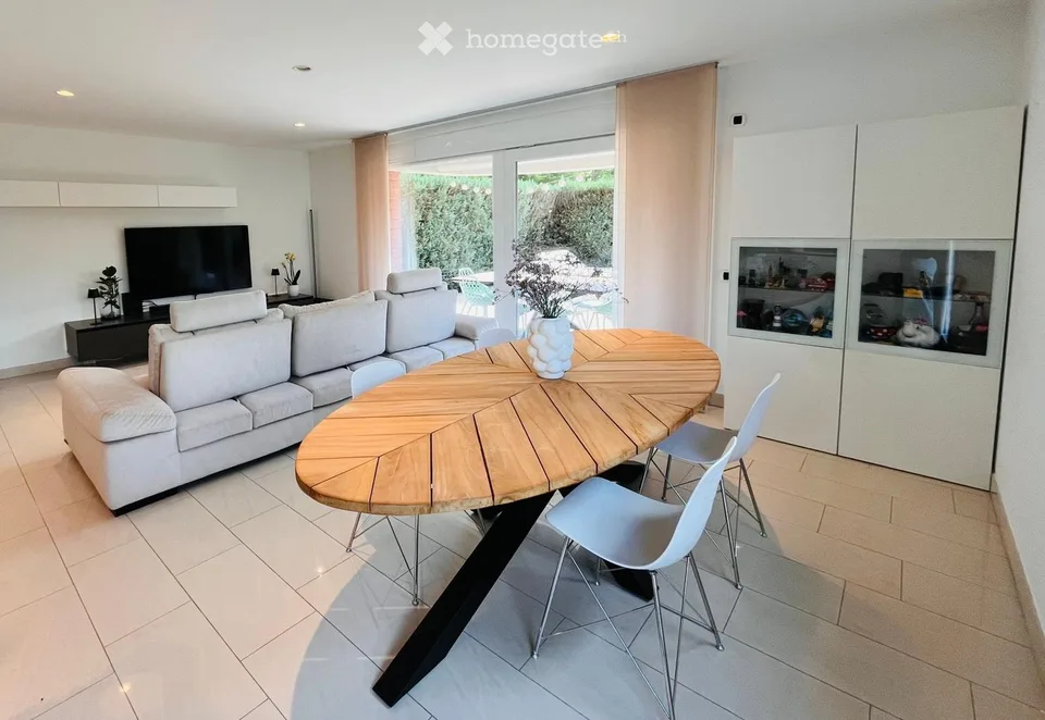 Maison unifamiliale à Porza avec jardin, 3 chambres et garage double avec recharge électrique