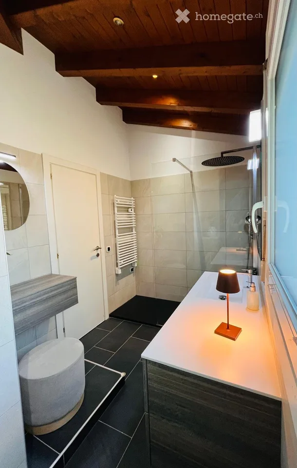 Maison unifamiliale à Porza avec jardin, 3 chambres et garage double avec recharge électrique