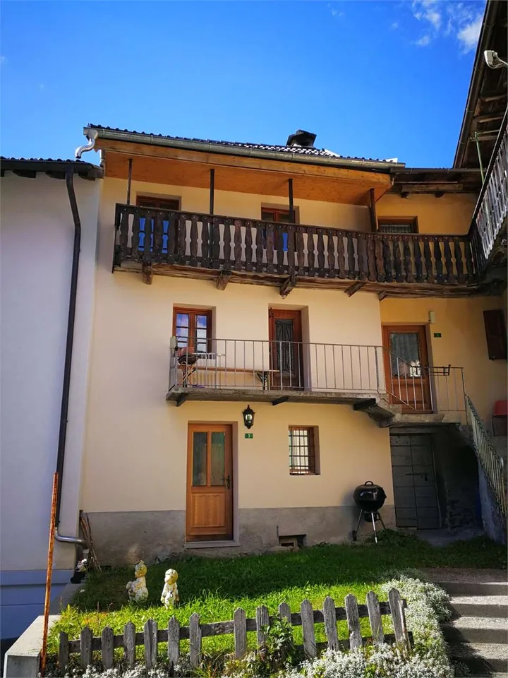 Tipica casa ticinese con grottino e mansarda nel cuore di Campo Blenio