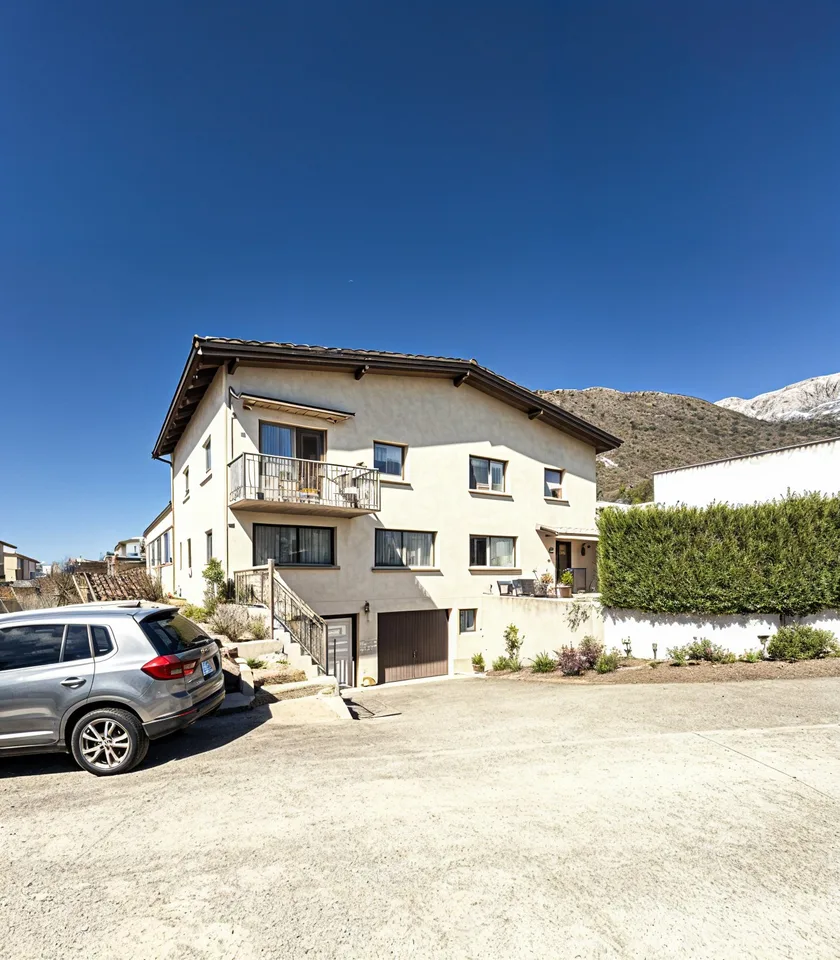 Maison de maître à Yvorne – Immeuble de rendement 8.5 pièces avec vue sur les montagnes